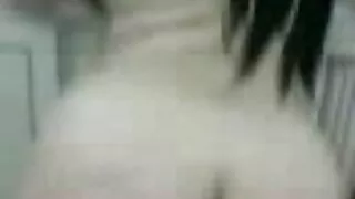 On joj liže macu