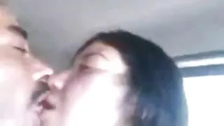 Čovjek uživa u kovrčama