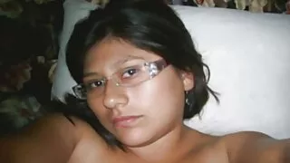 Zrela žena jebe u kupaonici