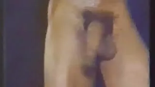Plesačica s podvezicama jebe djevojku