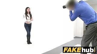 Muškarac upisuje mladu devojku u krevet
