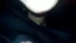 Squirts koji teku iz djevojčine mace
