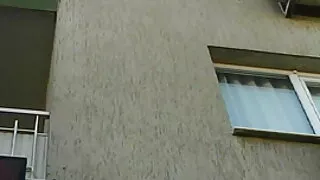 Plavuša zgrabila joj usta