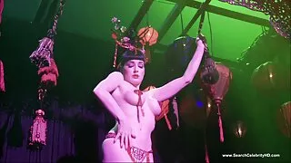 Mlada devojka je sedela na krilu svog ljubavnika