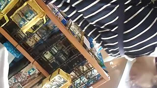 Prsata zečica Anissa Kate gurnula je mesnatu šargarepu u svoju ružičastu kunu