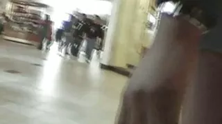 Zreli muškarac dobiva pogled na djevojku