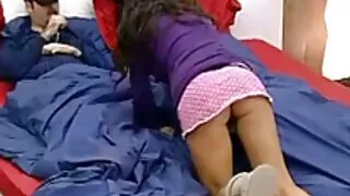 Žena je dala na kožnoj sofi