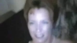 Žena s podvezicom podiže je i uvlači