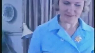 Mlada djevojka zatvara usta